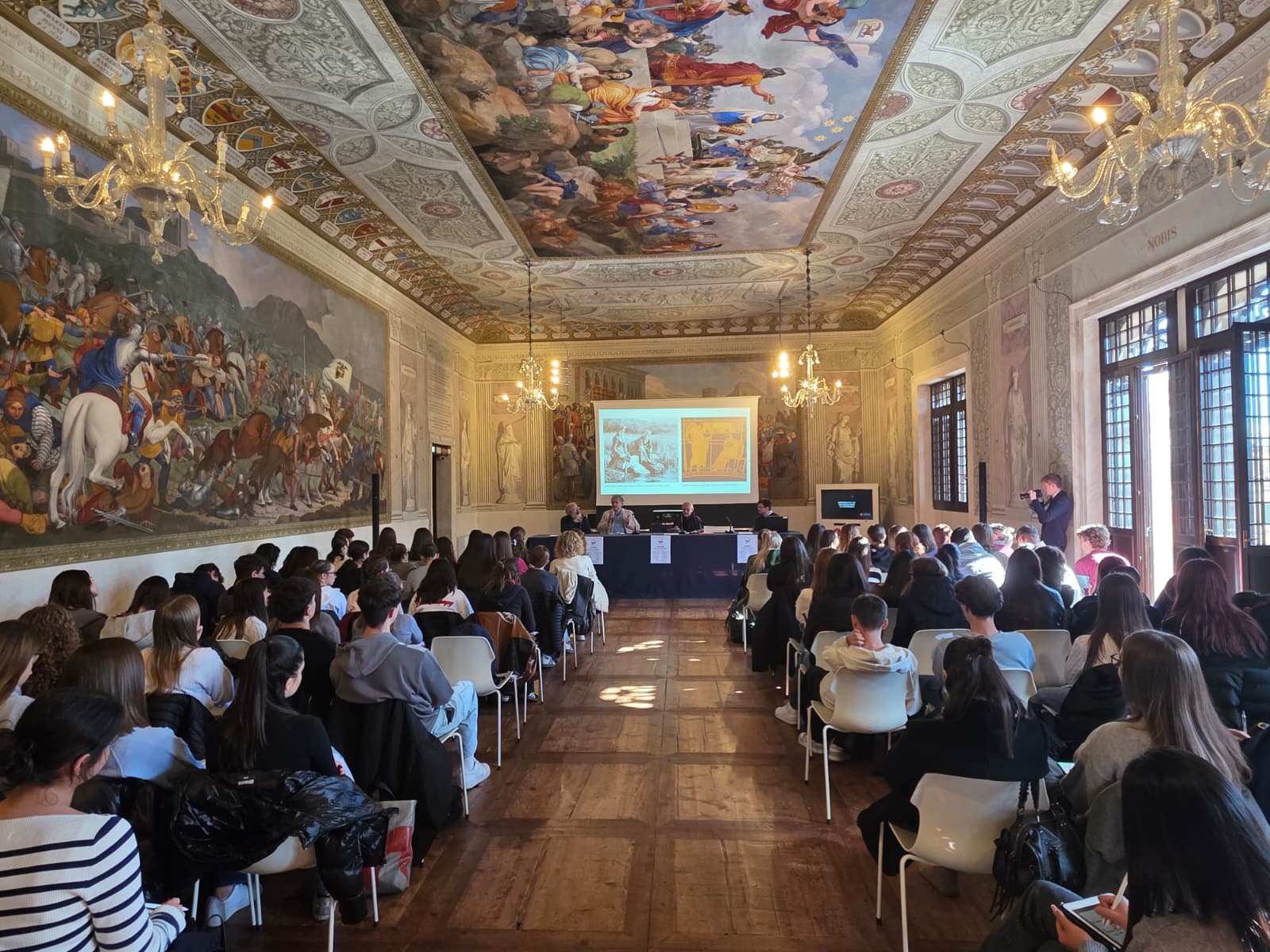 Demos: le donne che resistono. Gli occhi, le parole e le azioni nella città in fiamme